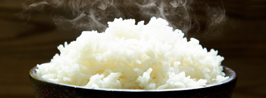 Bowl of cooled and reheated rice highlighting resistant starch benefits for gut health